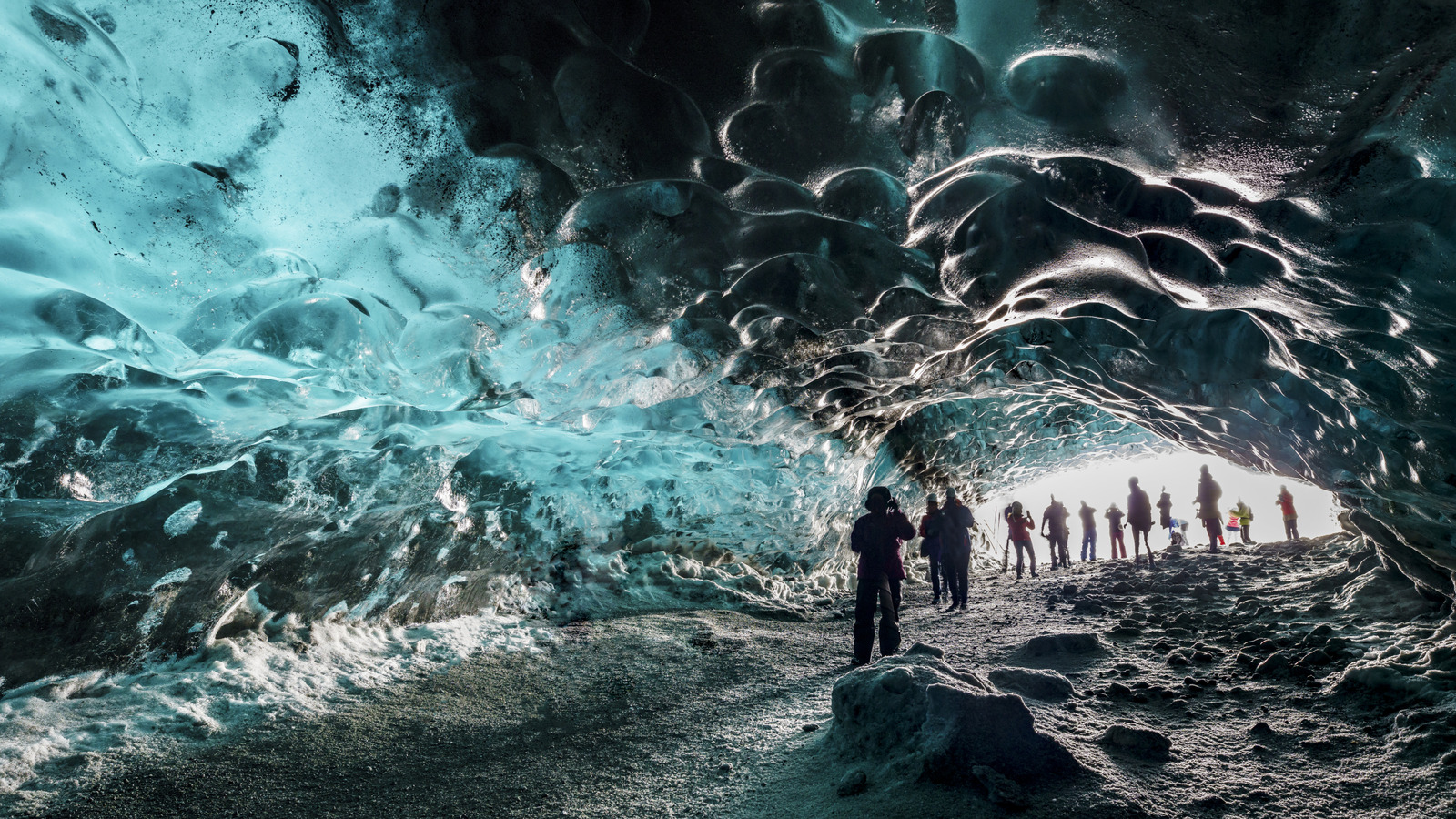 Les grottes bleues de l'Islande offrent un pays des merveilles glacées souterraines en son genre qui se sent d'un autre monde à explorer