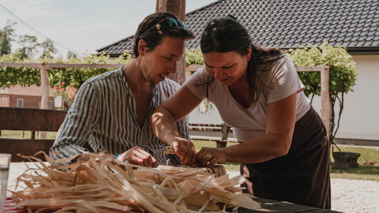 Un atelier de tissage de panier à Pomelaj, Slovénie