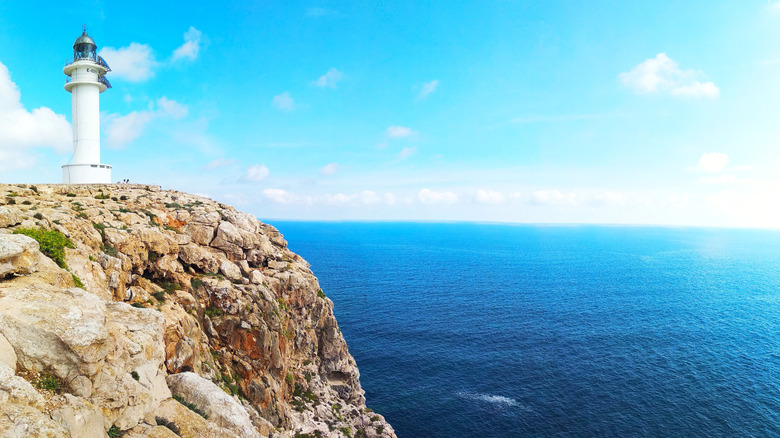Cap da Barbaria Lighthouse sur la mer Blue