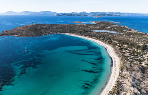 Cette île espagnole reculée est la retraite de luxe ultime avec des célébrités, des dunes de sable et des arbres anciens