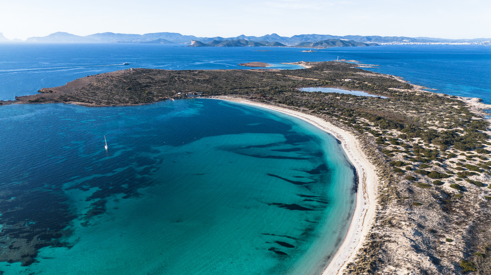 Cette île espagnole reculée est la retraite de luxe ultime avec des célébrités, des dunes de sable et des arbres anciens