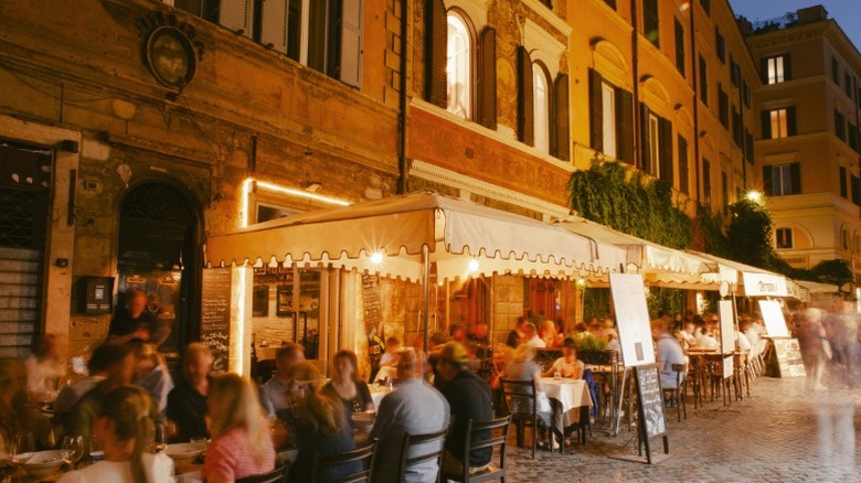 Diners en Trastevere la nuit