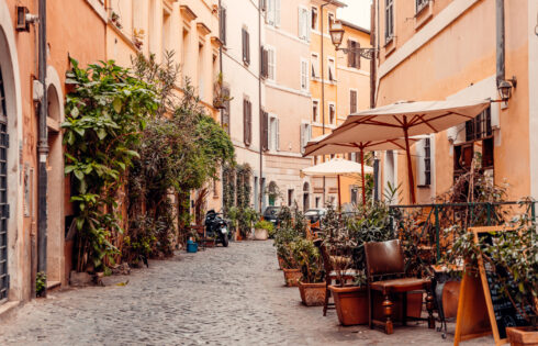 Niché dans l'un des quartiers les plus tendance de Rome se trouve un hôtel unique avec des jardins sereins, du luxe et un vieux charme