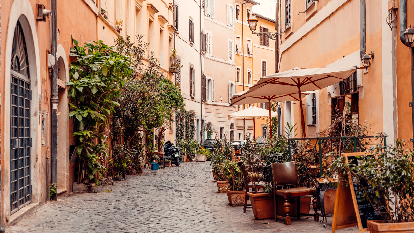 Niché dans l'un des quartiers les plus tendance de Rome se trouve un hôtel unique avec des jardins sereins, du luxe et un vieux charme