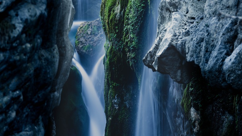 À l'intérieur des grottes de Kourtaliotiko Gorge