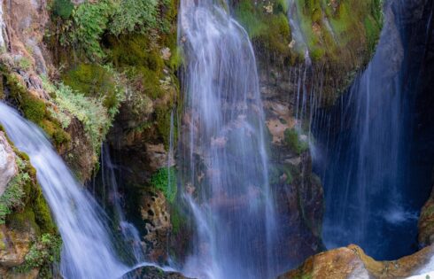 Le paradis caché de la Grèce est une gorge en Crète pleine de cascades, des grottes secrètes et des piscines et une beauté éthérée