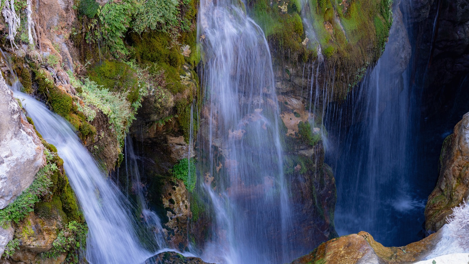 Le paradis caché de la Grèce est une gorge en Crète pleine de cascades, des grottes secrètes et des piscines et une beauté éthérée