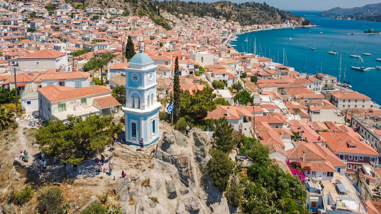 La tour de l'horloge Poros se tient au-dessus de la ville