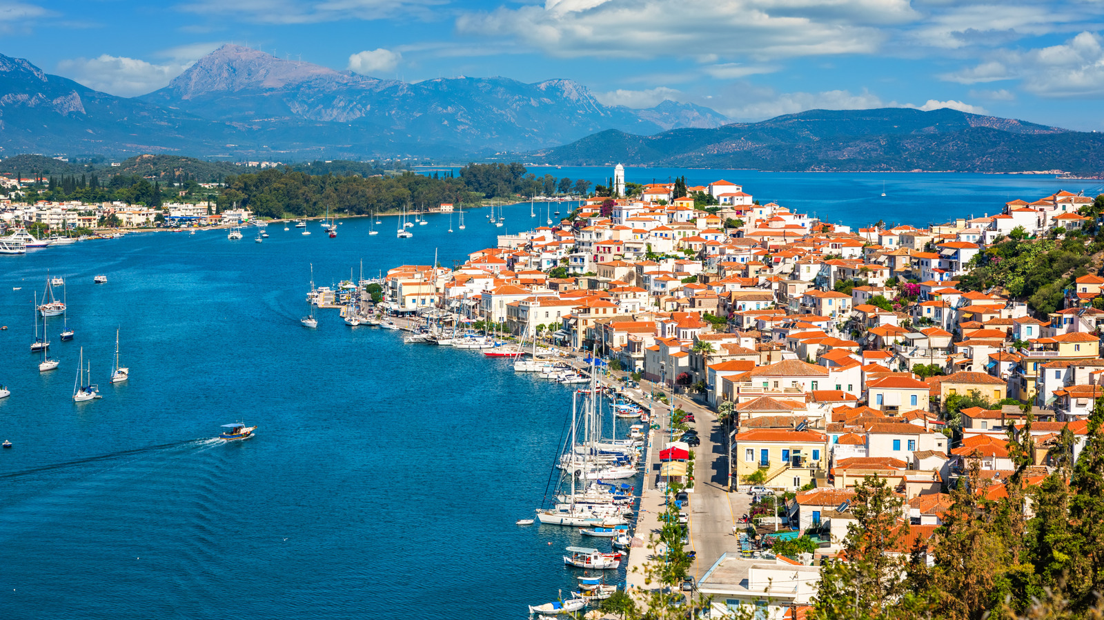 L'île très sous-estimée de la Grèce près d'Athènes a des plages romantiques et une ville portuaire animée et blanchie à la chaux
