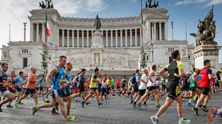 Le marathon de Rome se déroule par le Vittoriano, un monument national