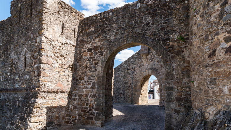 Arches de pierre anciennes dans la ville de Marvão, Portugal