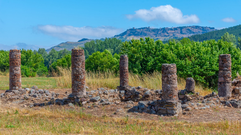 Les anciennes ruines romaines d'Ammaïque avec des paysages montagneux au Portugal