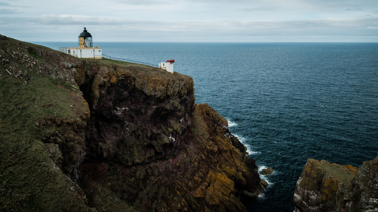 Un phare sur une falaise à St. Abbs, en Écosse.