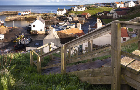 Le village de l'Écosse près de la frontière anglaise est un radar des touristes avec des vues sur le bord de la mer éthérées
