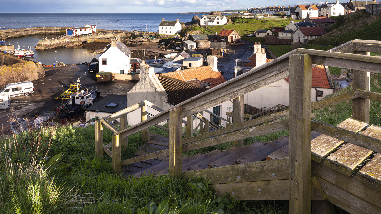 Le village de l'Écosse près de la frontière anglaise est un radar des touristes avec des vues sur le bord de la mer éthérées