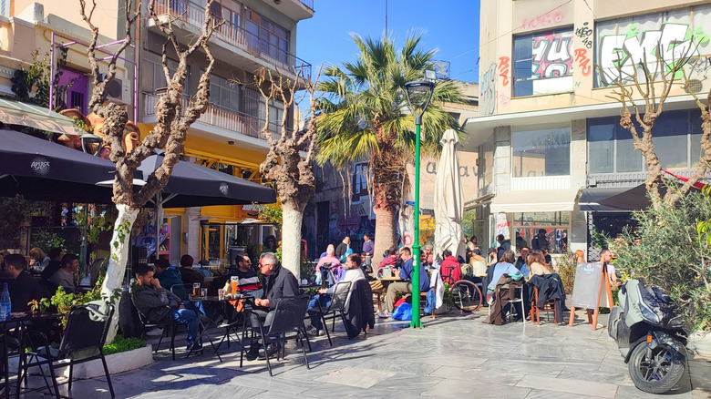 Les gens prennent un café à Agion Café à Psyrri, Athènes, Grèce