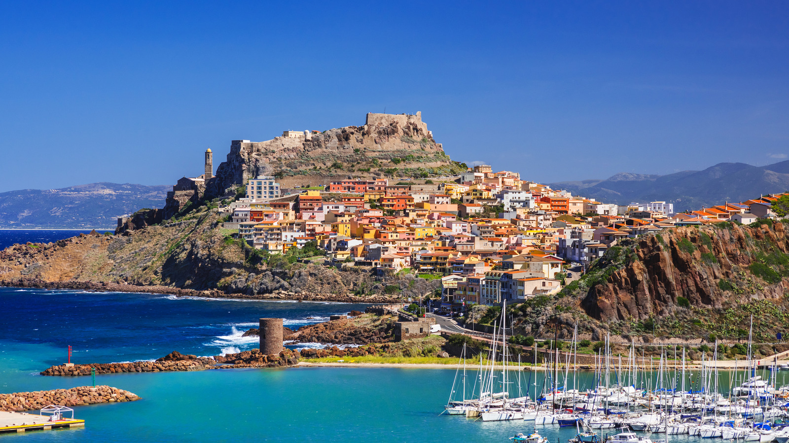 L'une des plus belles villes médiévales d'Italie est un joyau de la Sardainia enchanteur avec un château célèbre