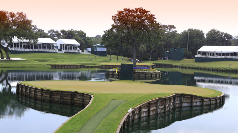 Le 17e trou à TPC Sawgrass à Ponte Vedra Beach à proximité