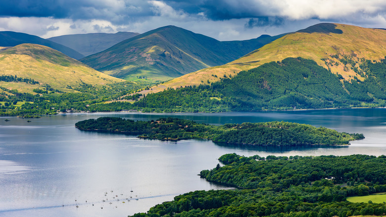 Vue du Loch Lomond dans les Highlands écossais