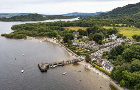 Un Loch écossais près de Glasgow est une destination de vacances enchanteresse avec plusieurs villages charmants à explorer