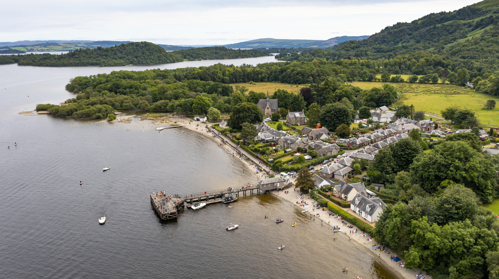 Un Loch écossais près de Glasgow est une destination de vacances enchanteresse avec plusieurs villages charmants à explorer