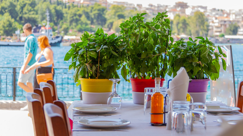 Une vue de la table depuis l'esplanade de Chalkida