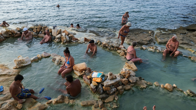 Les gens se baignent dans les eaux de guérison d'Edipsos