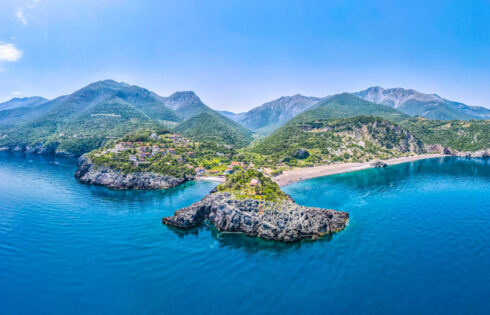 La deuxième plus grande île de la Grèce est une escapade méditerranéenne extrêmement sous-estimée avec des plages et des montagnes immaculées