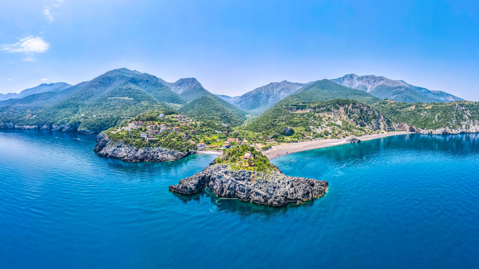 La deuxième plus grande île de la Grèce est une escapade méditerranéenne extrêmement sous-estimée avec des plages et des montagnes immaculées