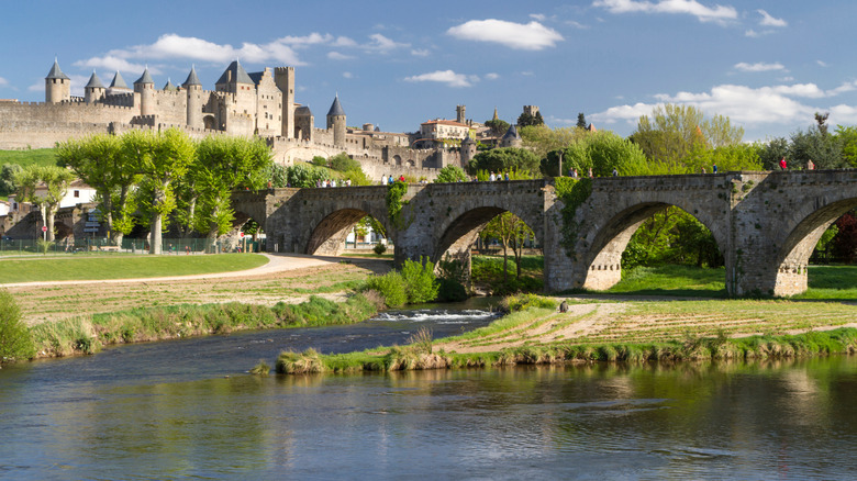 Canal traversant le village médiéval de Carcassonne, France