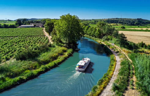 Cette voie navigable française est un refuge de navigation pour les forteresses de conte de fées, les villages charmants et les vignobles de classe mondiale