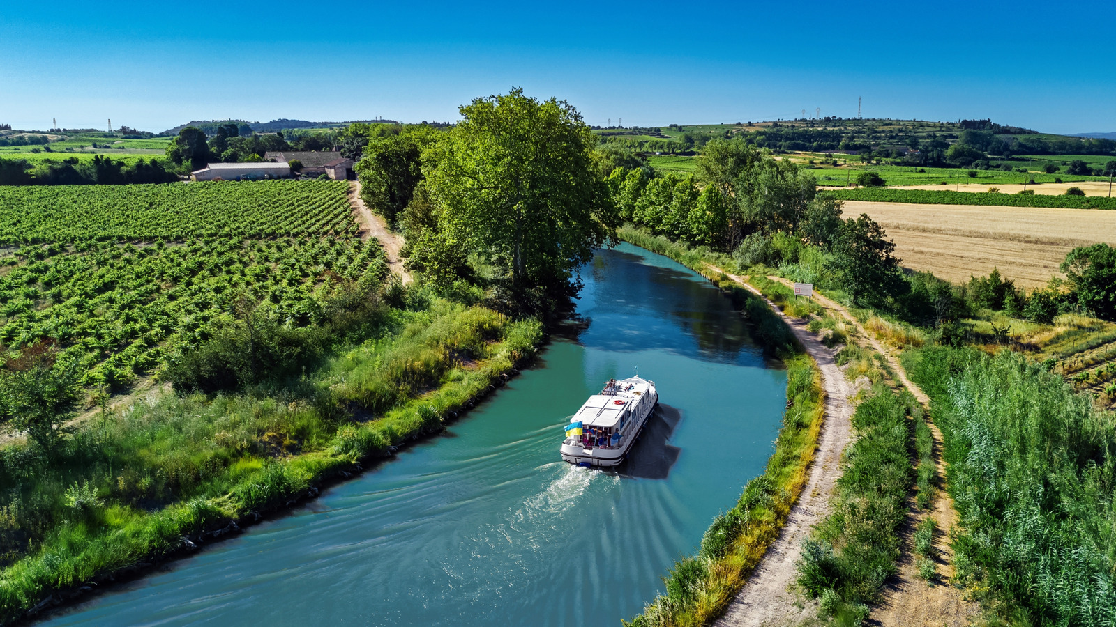 Cette voie navigable française est un refuge de navigation pour les forteresses de conte de fées, les villages charmants et les vignobles de classe mondiale