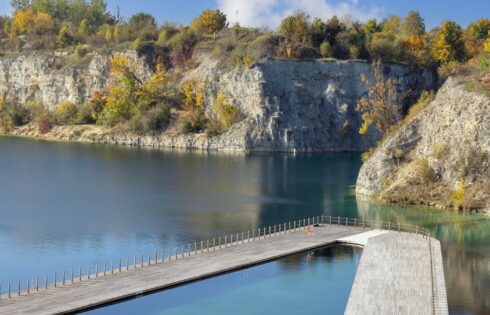 Une carrière désaffectée est maintenant le point de natation d'été le plus incroyable de la Pologne avec des parcs, des terrasses flottantes et de l'eau fraîche