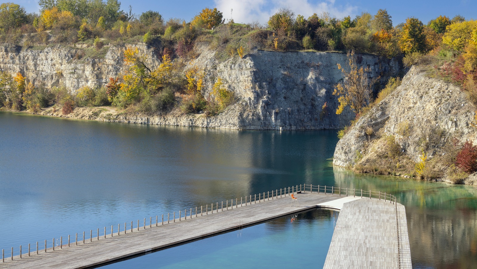 Une carrière désaffectée est maintenant le point de natation d'été le plus incroyable de la Pologne avec des parcs, des terrasses flottantes et de l'eau fraîche