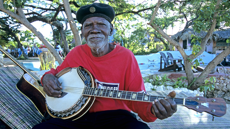 L'homme local joue Banjo au Jakes Hotel à Treasure Beach