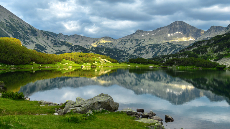 Chaîne de montagnes bulgare et lac vitreux