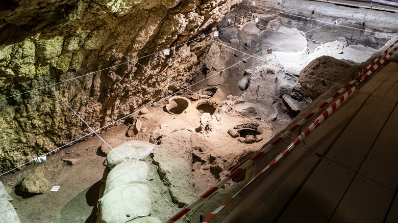 Le site d'excavation du plus ancien centre de production de vin connu au monde, situé dans le complexe Cave Areni-1 en Arménie