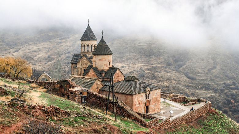 Vue de Noravank, un complexe de monastère construit au XIIIe siècle, près d'Areni en Arménie, illustré par une journée brumeuse