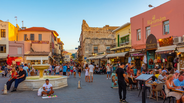 Une rue touristique de la vieille ville de Chania