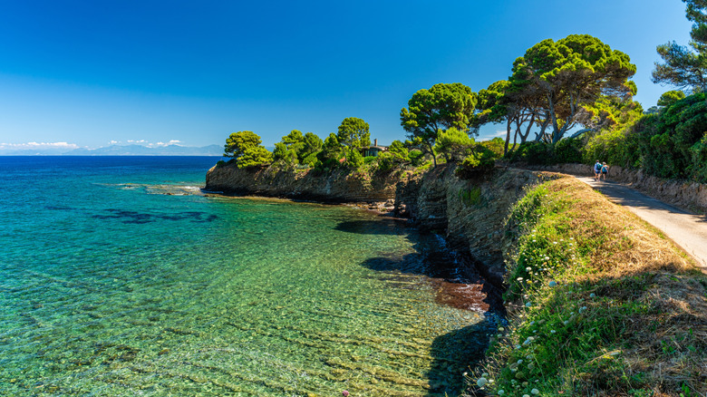 Un chemin de randonnée et la mer dans la région de Cilento de Campanie, Italie