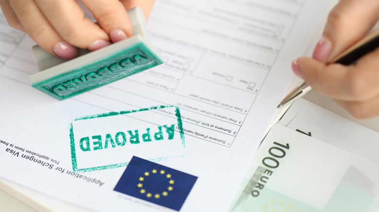 Un cachet d'approbation sur une demande de visa Schengen