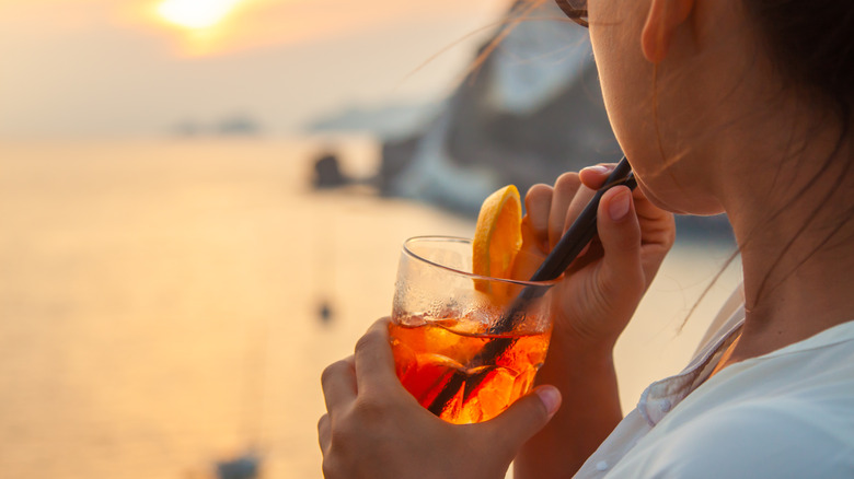 Femme sirotant un spritz Aperol sur l'île de Ponza, en Italie