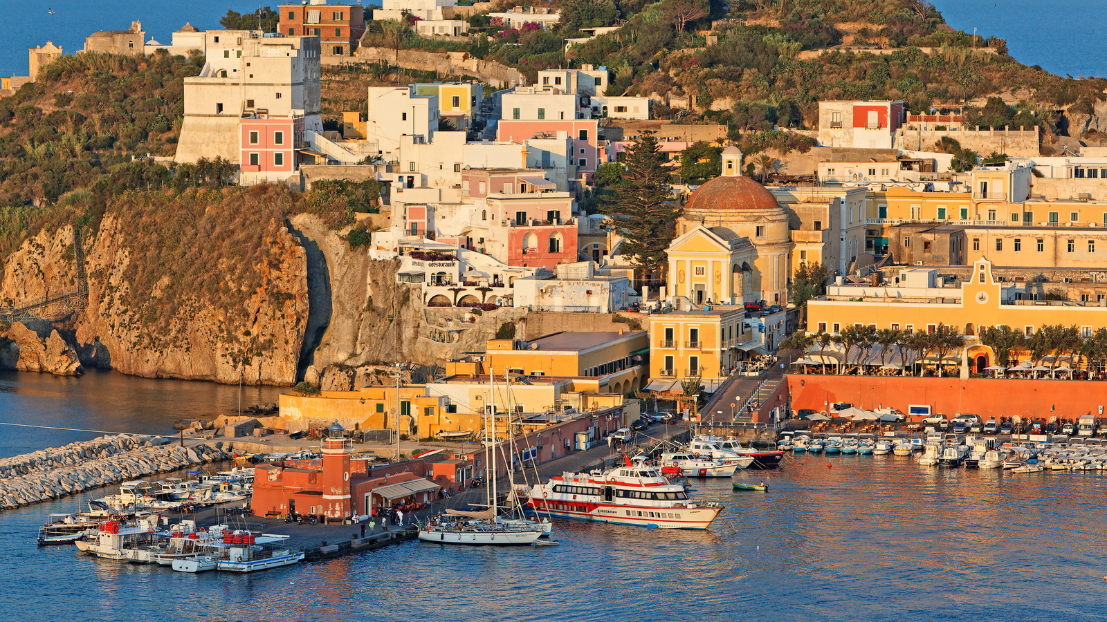 Situé entre Rome et Naples est l'archipel italien offrant une destination de vacances à l'île abordable