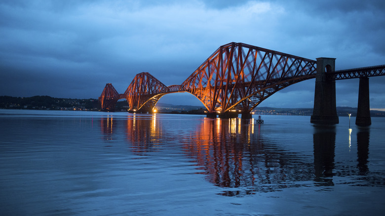 Le pont en avant la nuit