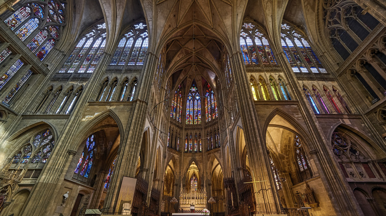Rafters et vitraux dans le Cathédrale St-Étienne à Metz, France