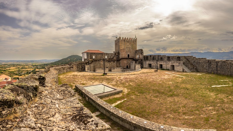 Le terrain du château de Belmonte à Belmonte, Portugal