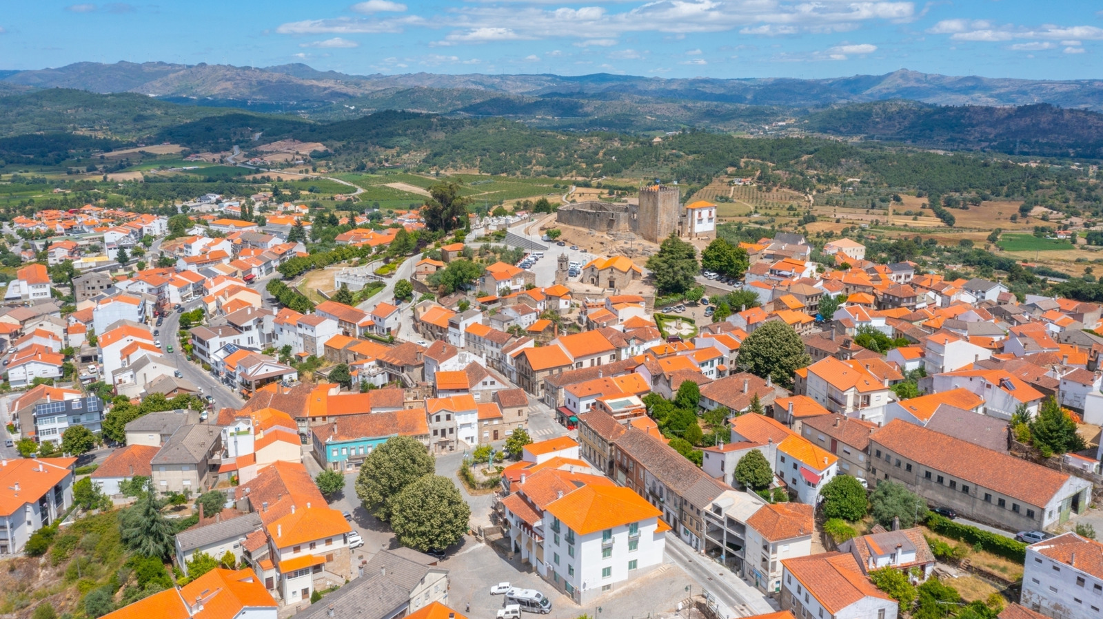Le point historique unique du Portugal a une forte présence juive, un château médiéval et des paysages panoramiques