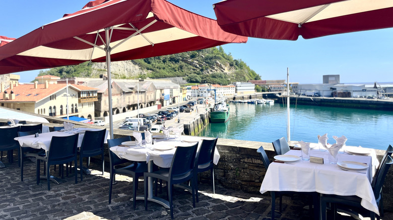 Siège en terrasse dans un restaurant donnant sur le port à Getaria