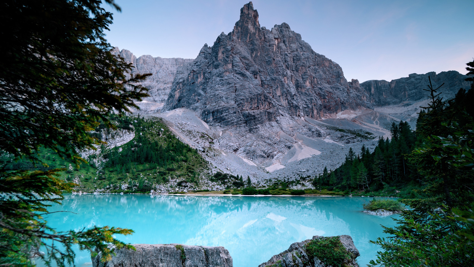 L'une des meilleures randonnées d'Italie se termine dans un lac alpin laiteux avec une vue imprenable sur les montagnes de la dolomite