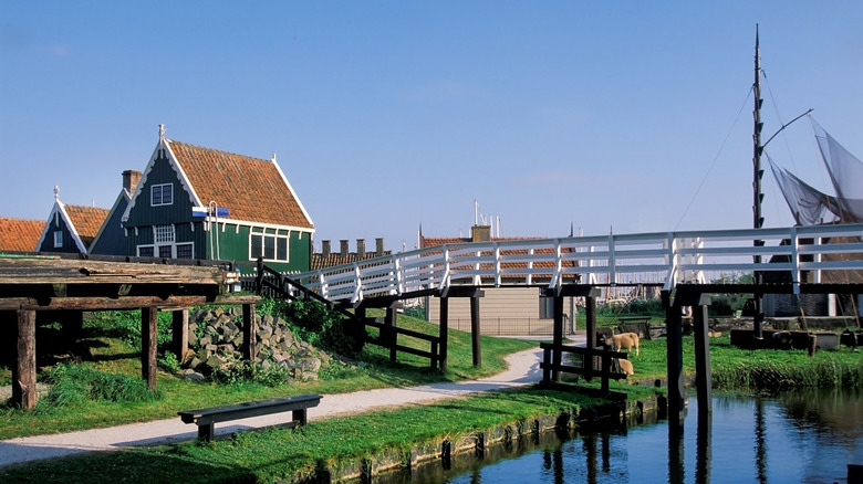 House et pont en bois vert du musée zuiderzee
